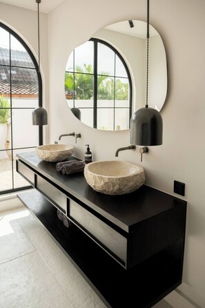 Bathroom - Gorgeous 2 Br , 100m from beach (Seseh)
