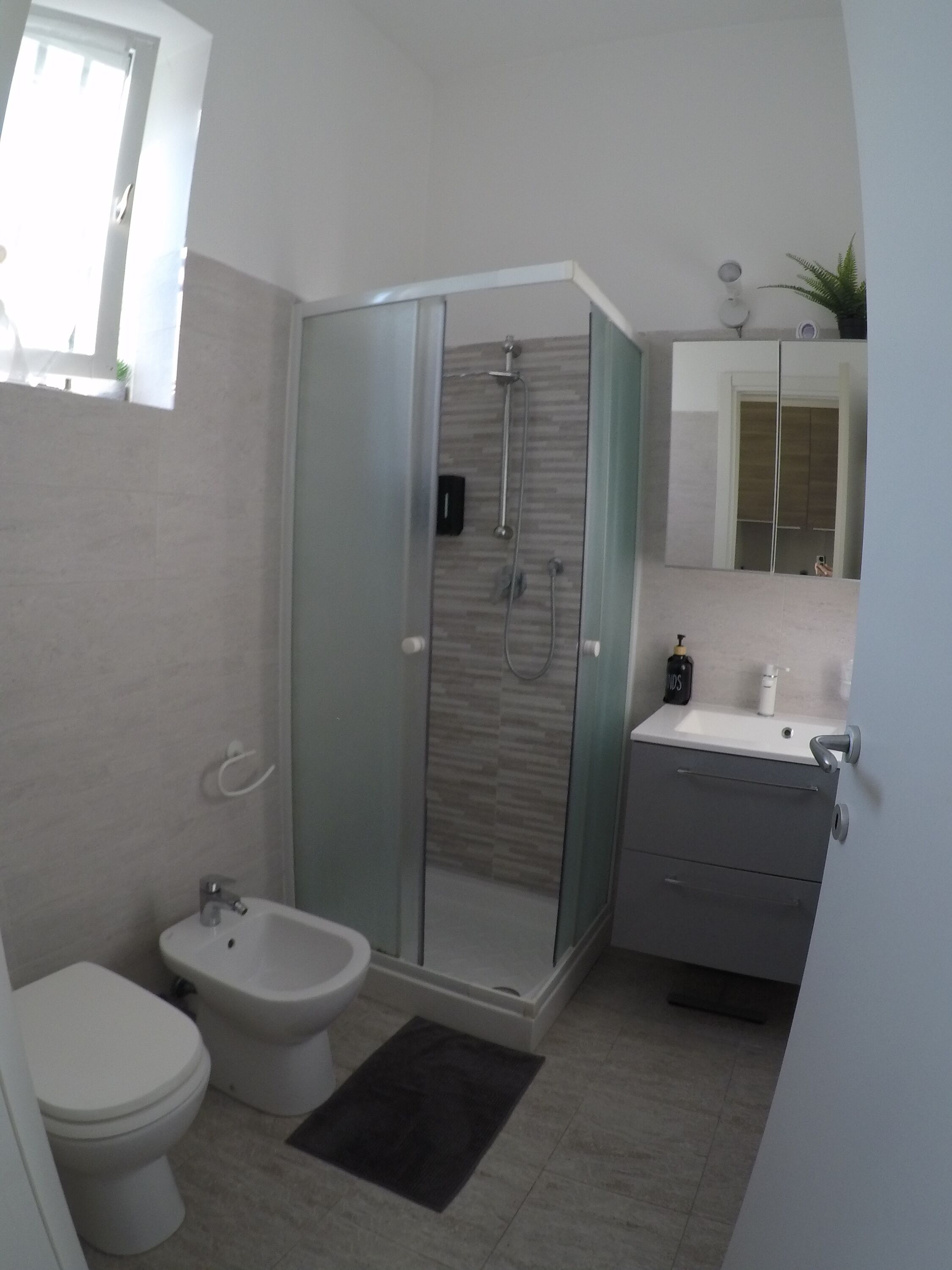 Dusche, Haartrockner, Bidet, Handtücher