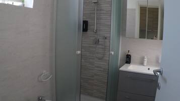 Dusche, Haartrockner, Bidet, Handtücher