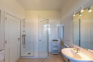 Villa, 5 Bedrooms, Mountain View | Bathroom | Towels, soap, shampoo, toilet paper - Feel Discovery Casa Vilarinho São Romão (Sabrosa)