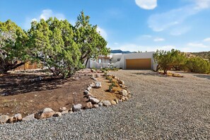Property grounds - Private Pool + Mountain Views -Retreat Near ABQ (Placitas)