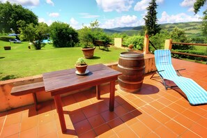 Outdoor dining - Apartment 'Podere Il Tigliolo Sulla' with Shared Pool, Private Terrace and Wi-Fi (Castiglione d'Orcia)