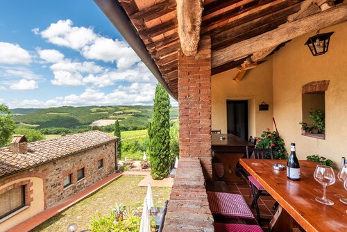 Appartamento 'Podere Il Tigliolo Sulla' con piscina condivisa, terrazza privata e Wi-Fi