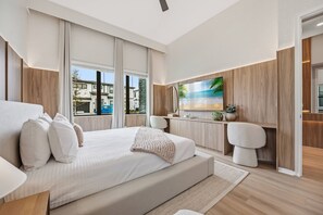 Une chambre moderne avec un grand lit, un bureau et une télévision.