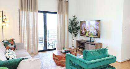 Fantastic 2-bedroom condo with free parking