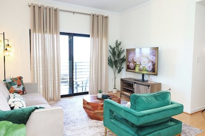 Fantastic 2-bedroom condo with free parking