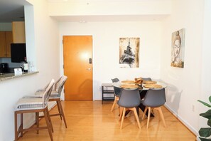 Dining - Fantastic 2-bedroom condo with free parking (Charlotte)
