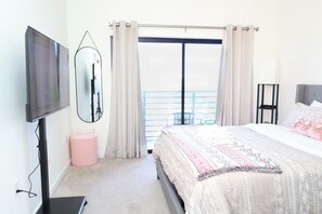 2 bedrooms, desk, iron/ironing board, free WiFi - Fantastic 2-bedroom condo with free parking (Charlotte)