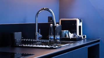 Deluxe Double Room, City View | Private kitchen