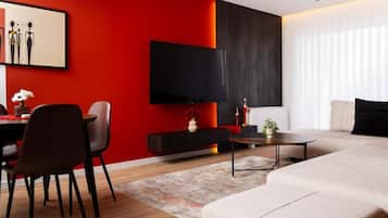 Panoramic Suite, City View | Living area