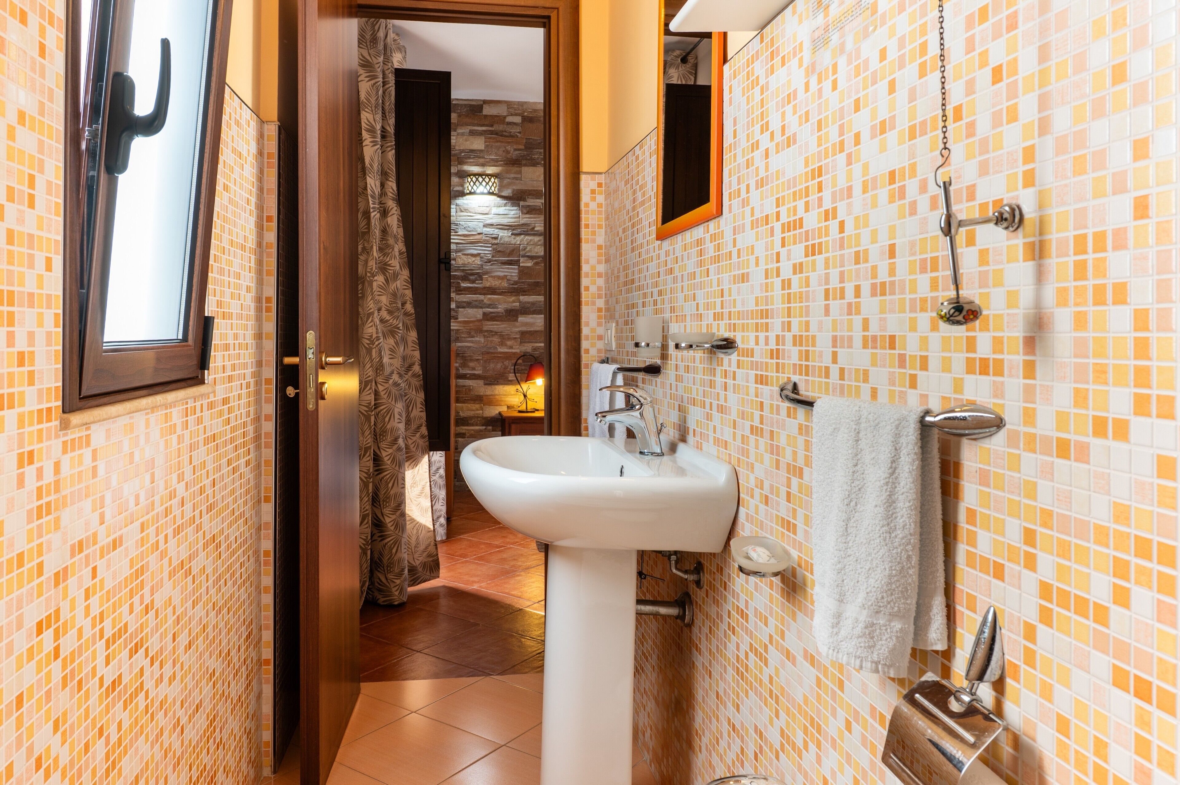 Douche, sèche-cheveux, serviettes fournies