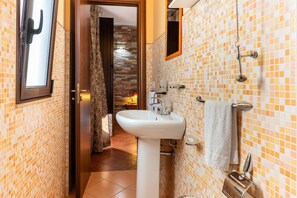 Een douche, een haardroger, handdoeken