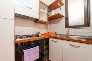 Een koelkast, een oven, een kookplaat, een vaatwasser