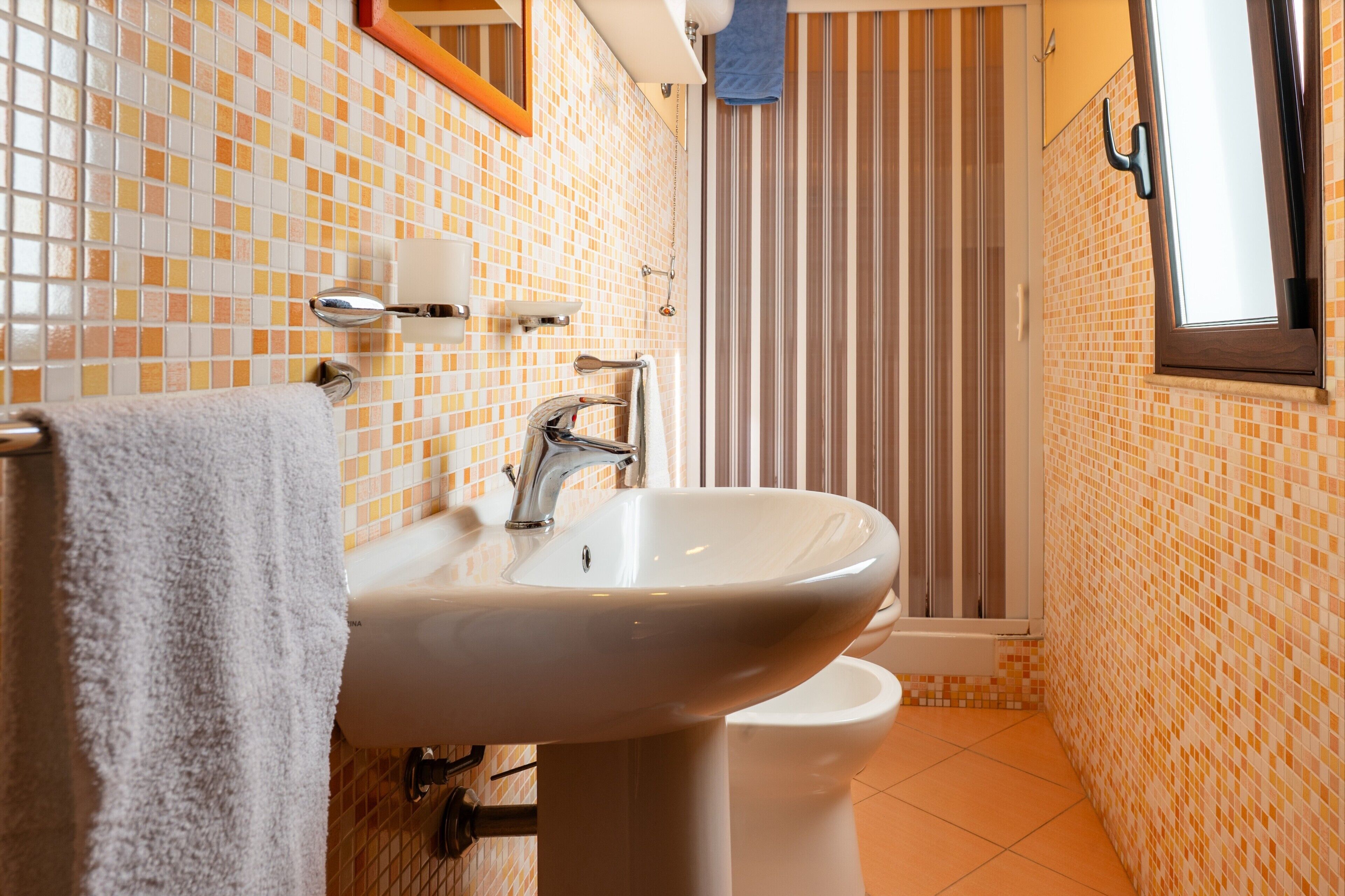 Een douche, een haardroger, handdoeken