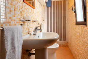 Dusche, Haartrockner, Handtücher
