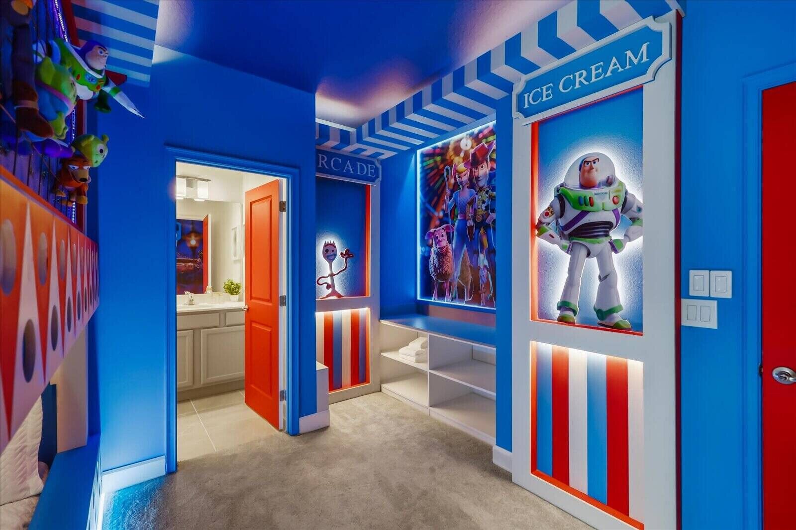 Un pasillo con paredes azules, puertas rojas y un letrero que dice 'ICE CREAM'.