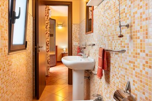 Ducha, secador de pelo y toallas
