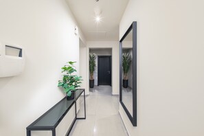 Interior - Spacious 3BR Dubai Marina | Pool, Sauna & Game Room (Dubai Marina)