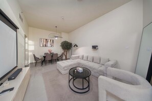 TV, offices - Spacious 3BR Dubai Marina | Pool, Sauna & Game Room (Dubai Marina)