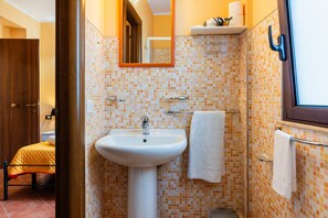 Shower, hair dryer, towels - Room 'B&B San Domenico - Superior Quadruple' with Balcony, Wi-Fi and Air Conditioning (Realmonte)