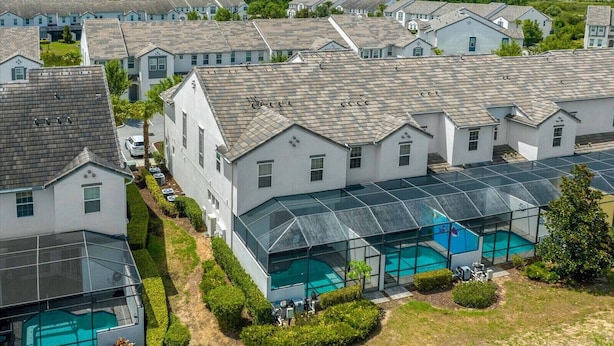 Zona residencial con varias casas, una piscina y cielo despejado.