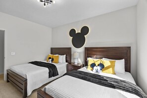 Een strijkplank/strijkijzer, wifi, beddengoed