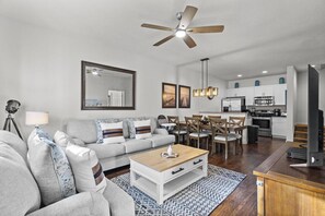 Smart TV - Last Minute Disney Getaway! Modern Townhouse. Book Now! #166743 (Orlando)