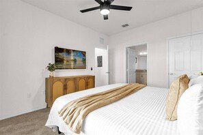 Tabla de planchar con plancha, wifi y ropa de cama 