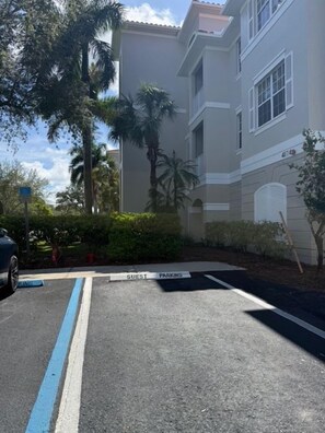 A building with a guest parking area marked by a sign. - Naples Lakes Country Club Condo | Golf Included | Resort Pool, Pickle Tennis (Naples)