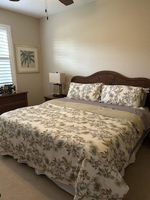 A bedroom with a bed, a nightstand, a lamp, and a wall-mounted artwork. - Naples Lakes Country Club Condo | Golf Included | Resort Pool, Pickle Tennis (Naples)