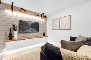 Smart TV - Last Minute Disney Getaway! Modern Bright Townhouse. Book Now! #166729 (Orlando)