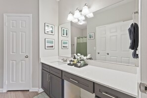 Bathroom - Spacious 3-bedroom - Close to food and shopping (Houston)