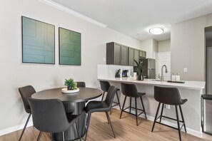 Dining - Spacious 3-bedroom - Close to food and shopping (Houston)