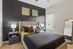 Room - Spacious 3-bedroom - Close to food and shopping (Houston)