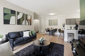 Living area - Spacious 3-bedroom - Close to food and shopping (Houston)