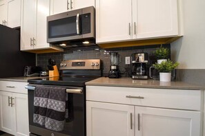 Fridge, microwave, oven, stovetop - Last Minute Disney Getaway! Modern Townhouse & Themed Bedrooms. Book Now! #172513 (Orlando)