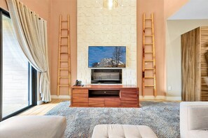 Smart TV - Last Minute Disney Getaway! Modern Townhouse & Private Terrace. Book Now! #165143 (Orlando)