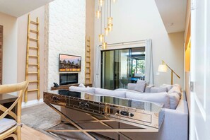 Smart TV, fireplace - Last Minute Disney Getaway! Modern Townhouse & Private Terrace. Book Now! #170881 (Orlando)