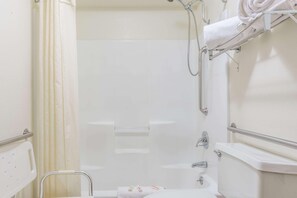 Un baño con ducha, inodoro y lavabo.