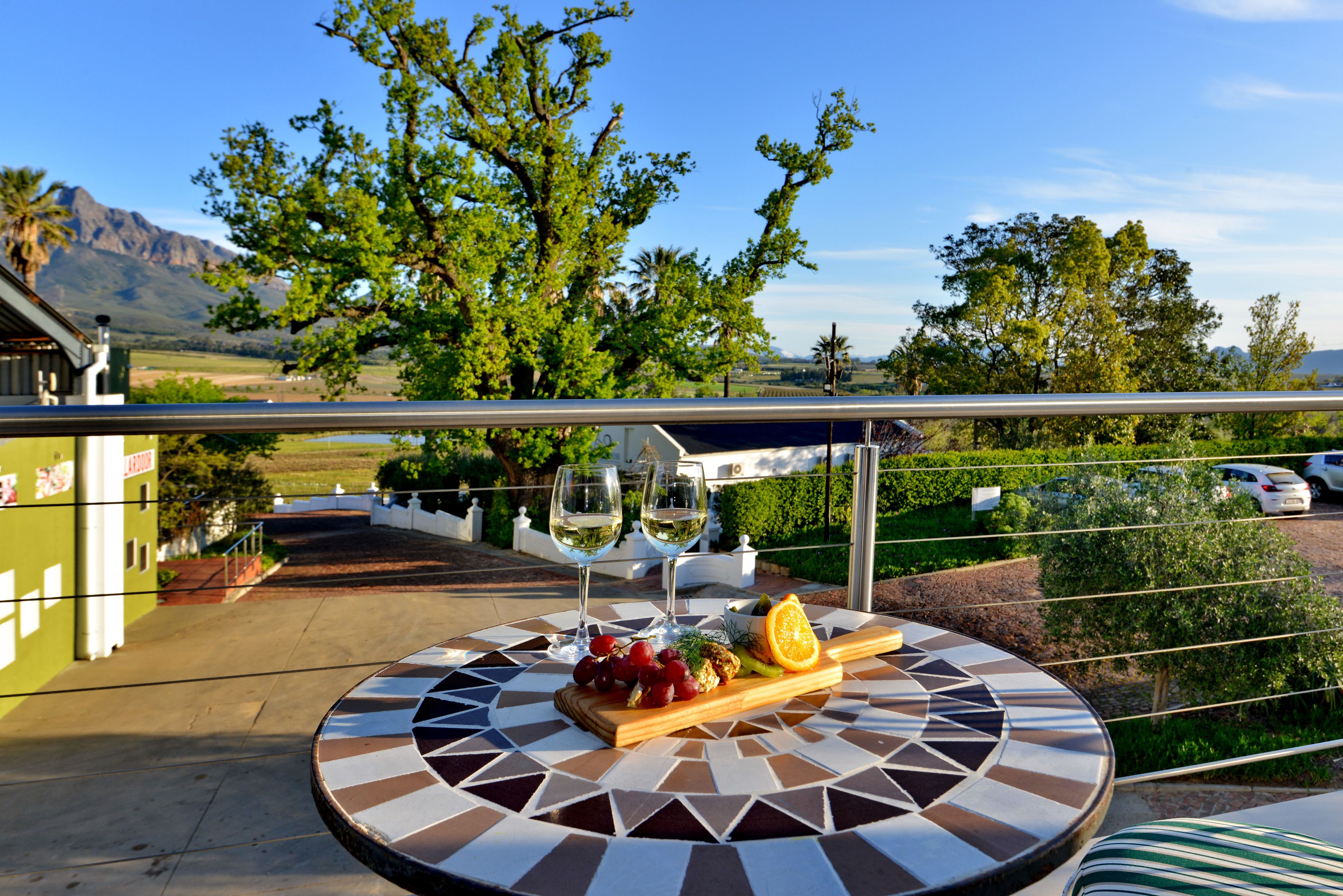 Mesa de jantar com vista para vinhedos e montanhas.