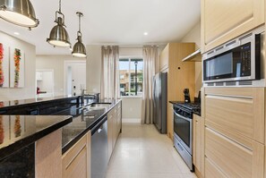 Fridge, microwave, oven, stovetop - Last Minute Disney Getaway! Modern Townhouse & Private Terrace. Book Now! #172289 (Orlando)