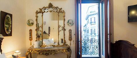 Chambre Quadruple Confort, balcon, vue ville | Chambres insonorisées, Wi-Fi gratuit