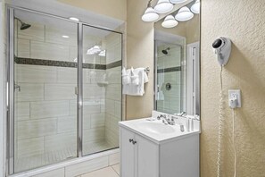 Hair dryer, towels - Last Minute Disney Getaway! Beautiful Townhouse & Private Balcony. Book Now! #172665 (Orlando)