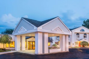 A two-story hotel with a covered entrance, large windows, and a well-maintained exterior. - Days Inn by Wyndham Tiffin (Tiffin)