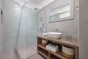Villa, 5 Bedrooms, Sea View | Bathroom - Luxury villa Natali with pool (Podstrana)