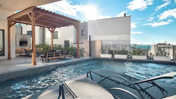 Outdoor pool, free cabanas, sun loungers