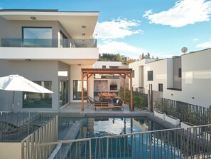 Outdoor pool, free pool cabanas, pool loungers - Luxury villa Natali with pool (Podstrana)