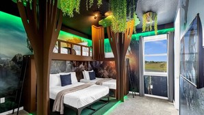 Une chambre avec un lit superposé, une échelle et une vue sur l’extérieur.
