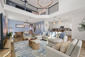 Un amplio espacio habitable con techo alto, comedor y cocina.