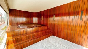 Ein Zimmer mit einer Wand aus Holzlatten, einer Bank und einem Fliesenboden.